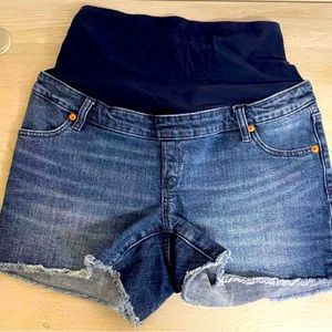 Gap Maternity Full Panel Denim Shorts with Raw Hem

4 inch inseam

Size 4
